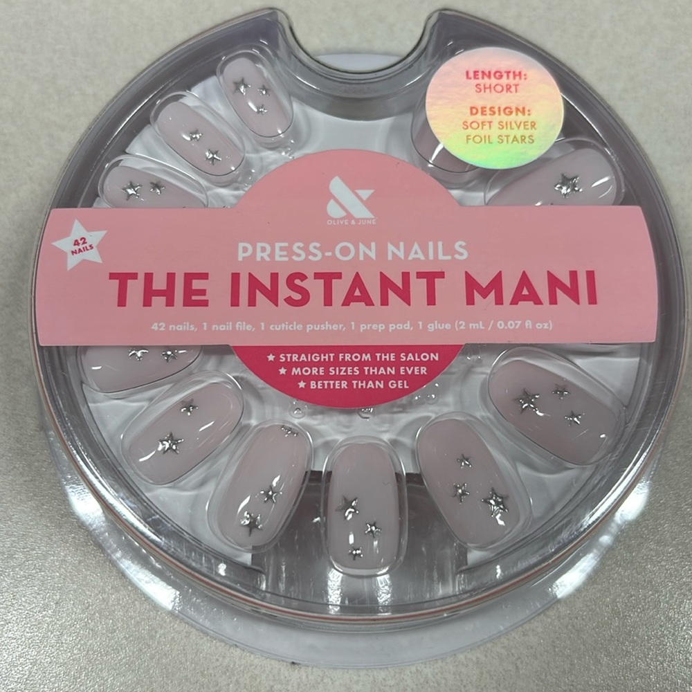 Olive & June Press-On Nails The Instant Mani SHORT Design SOFT SILVER FOIL STARS